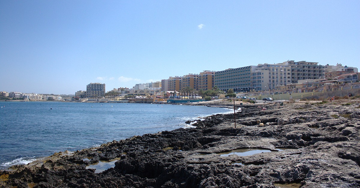 La playa de Qawra en Malta