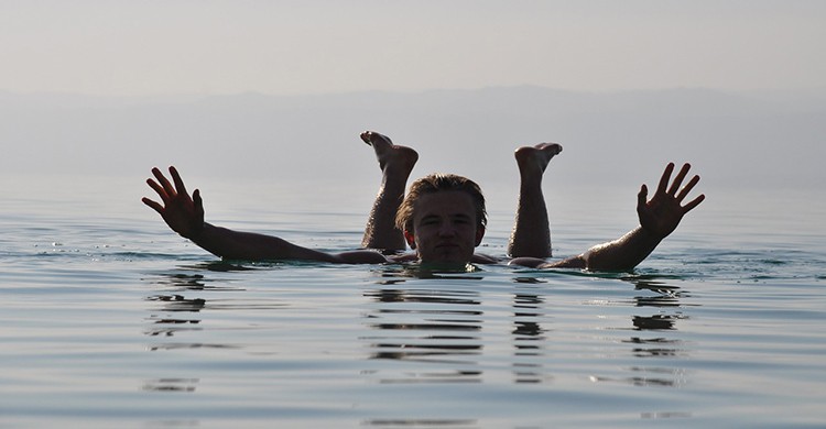 Una persona flota en el Mar Muerto