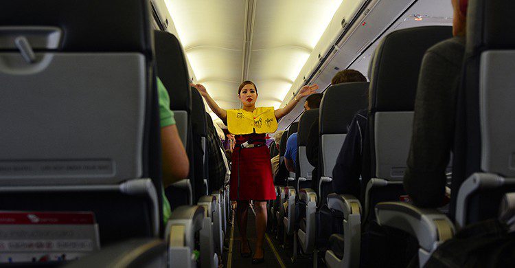 Algunos asientos de aviones son tan estrechos que no caben ni las azafatas (iStock)