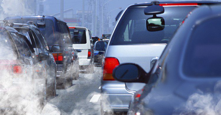 Decenas de coches pararon en mitad de la autopista a recoger el dinero (iStock)