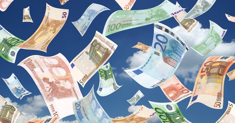 Sigue leyendo Caos en la autopista por una lluvia de billetes