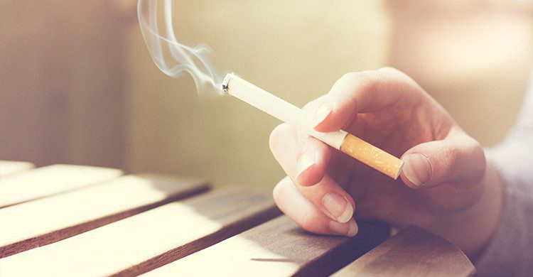 Antes de la Ley Antitabaco se podía fumar en muchos pubs y aviones (iStock)