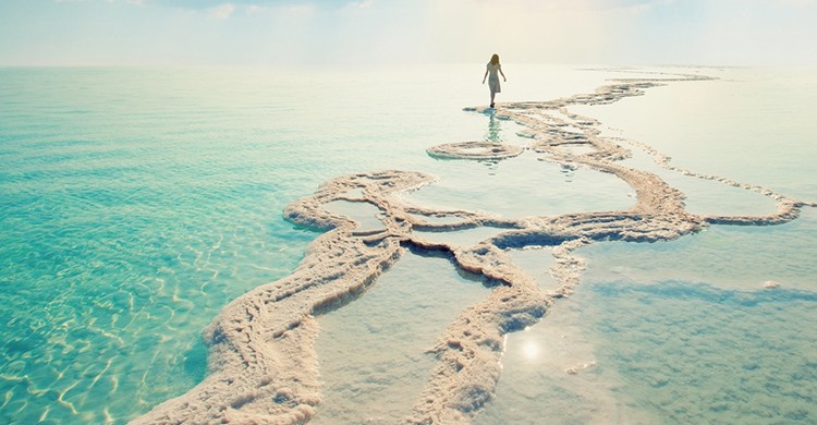 Una mujer en el Mar Muerto