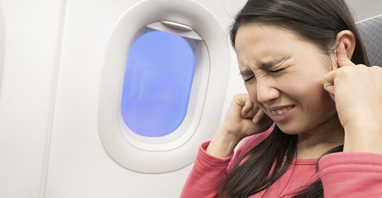 Al abrirse la puerta cuando se está aterrizando los pasajeros solo sufren el ruido del motor (iStock)