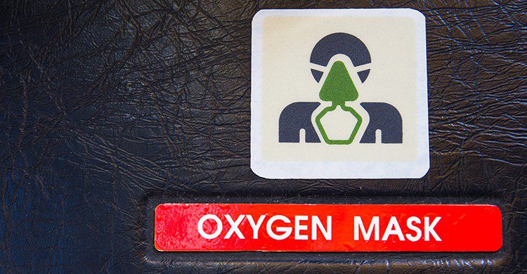 Las máscaras de oxígeno cayeron debido a la pérdida de presión y temperatura de la cabina (iStock)