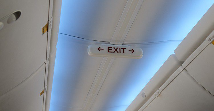 Los pasajeros tuvieron que ser evacuados por la salida de emergencia y por las alas del avión (iStock)