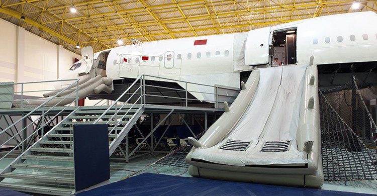 Tobogán desplegable en caso de emergencia de los aviones (iStock)