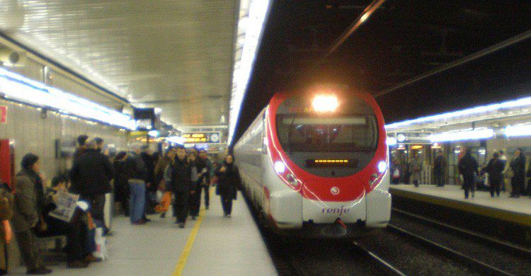 Toma el tren en la estación de Paseo de Gracia (Fuente: Jon T2008 / Flickr)