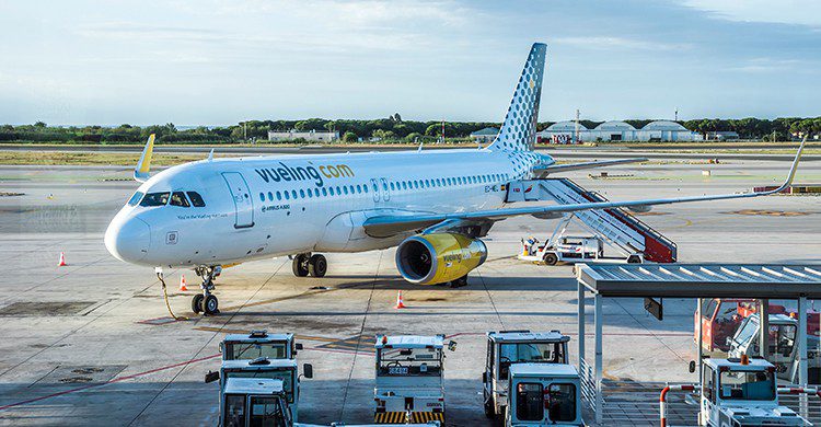 La compañía Vueling tuvo que desalojar al pasajero por las quejas del resto (iStock)