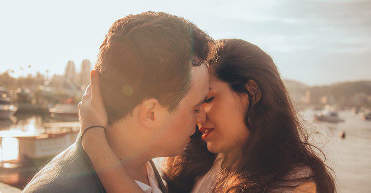 En Baréin pueden cogerse de la mano, pero, ¡sin besos! (Pixabay)