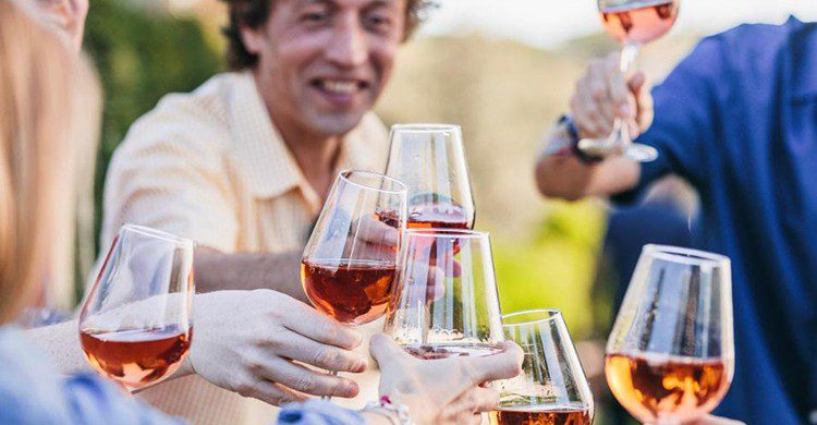 El vino te acompaña en cada uno de tus momentos más especiales (iStock)