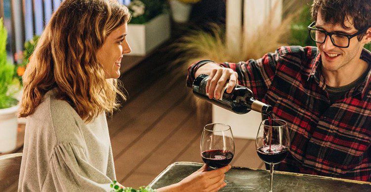 Hay tantos motivos para celebrar con vino que no sabríamos por cuál empezar (iStock)
