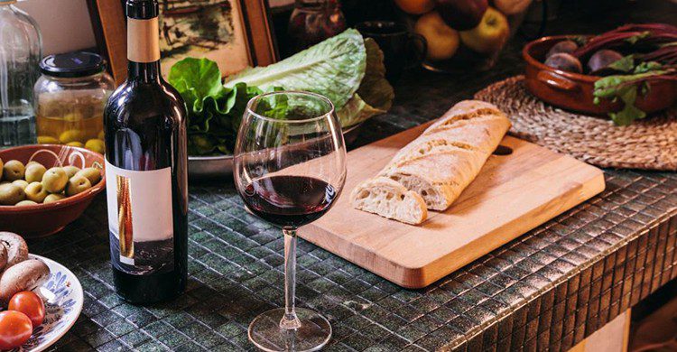 El vino con una buena tapa es la mejor combinación que hay (iStock)