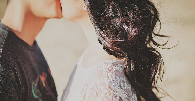 Un beso pakistaní está prohibido públicamente en todo el mundo. (Pixabay)
