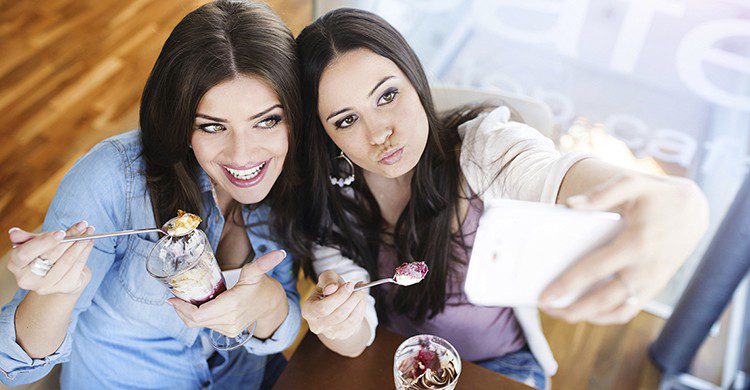 Ser influencer es una profesión como otra en la actualidad, sin embargo, no está reconocido en la RAE (iStock)