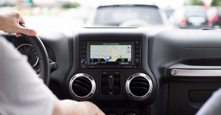 No separes tus manos del volante al conducir (Fuente: iStock)