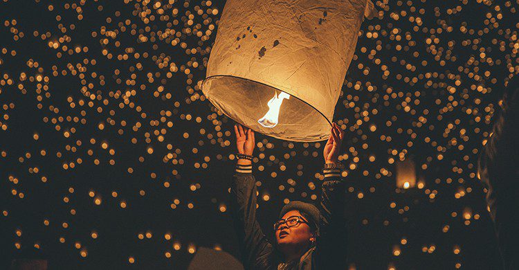 Prender un farolillo volador en la noche de San Juan es uno de los momentos más mágicos (UnSplash)