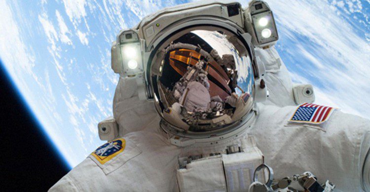 Selfie del astronauta de la NASA, Mike Hopkins, con La Tierra de fondo (iStock)