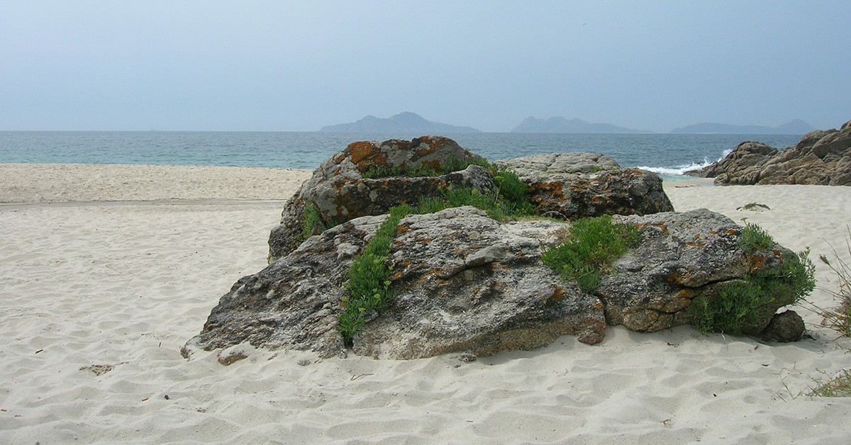 Piedras gigantescas en la playa