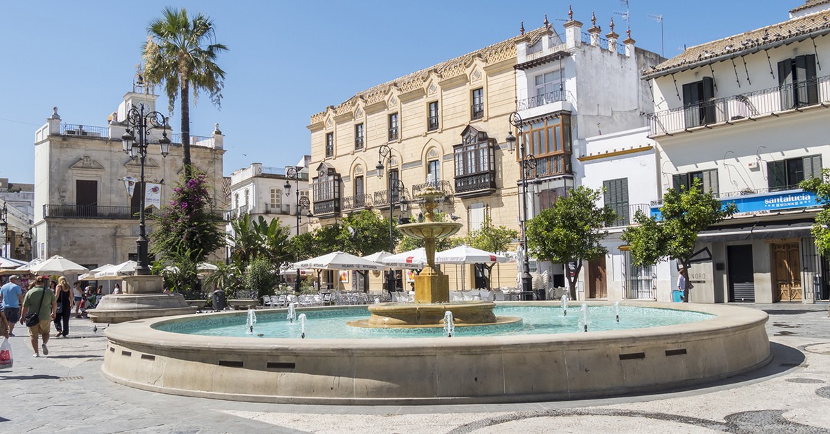 Plaza central en Sanlúcar de Barrameda (iStock)