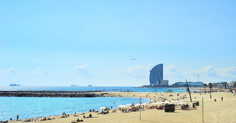 Playa la Barceloneta en Barcelona (Fuente: iStock)