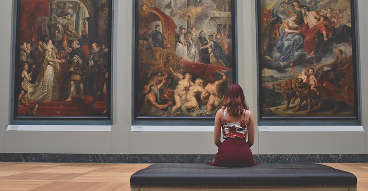 Una mujer contempla un cuadro en un museo