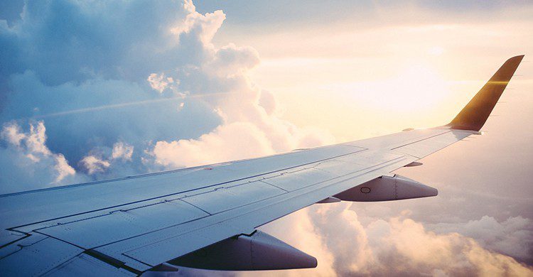 Ala de avión en pleno vuelo
