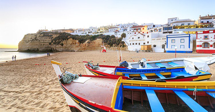 La playa de Carvoeiro tiene multitud de colores gracias a los barcos de pescadores (iStock)
