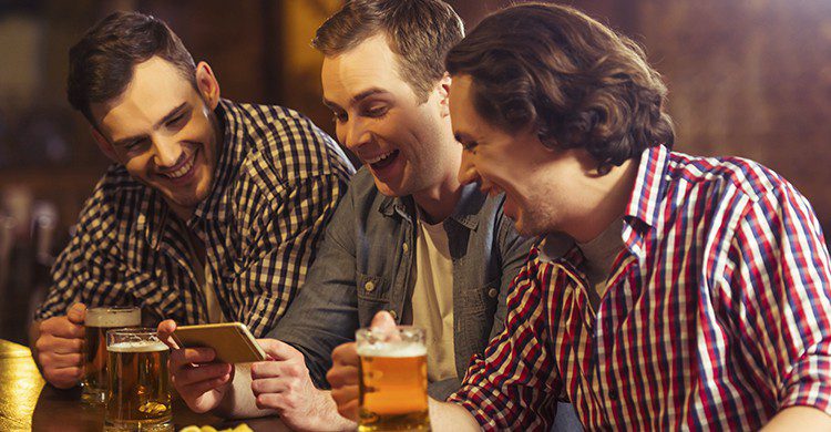 Salir a ver el fútbol puede ser la 'excusa perfecta' para tomarte una cerveza con tus amigos (iStock)