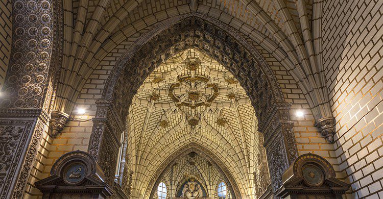 Sube al Alcázar para disfrutar de la Catedral de Toledo en todo su esplendor. (iStock)