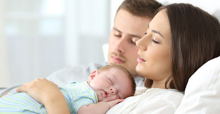 Una familia con bebe en un momento de descanso