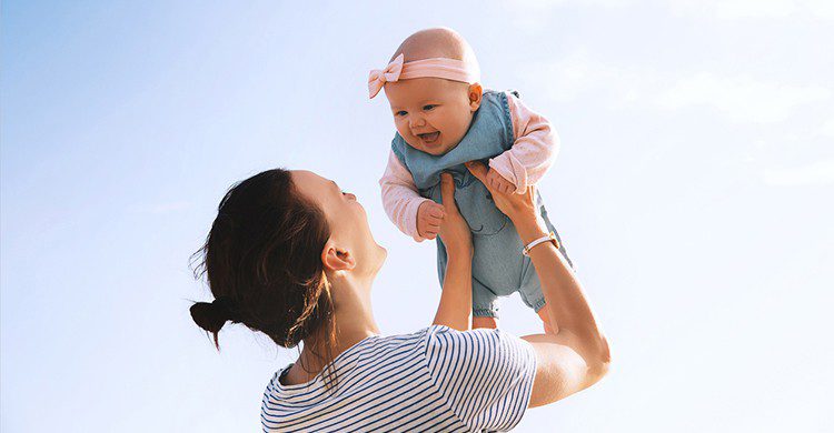 Una madre juega con su bebé