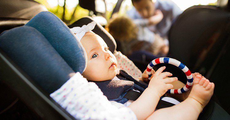 Un bebé en un coche