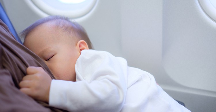 Un bebé en un avión