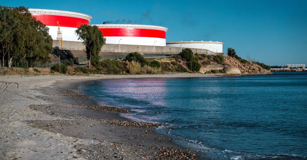 imagen refineria playa Algeciras