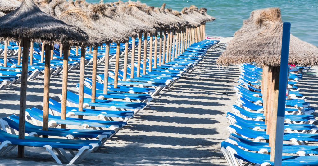 imagen tumbonas playa MAgaluf
