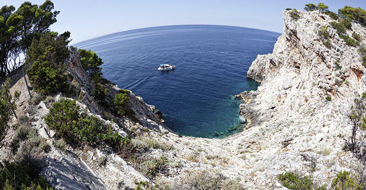 La Isla de Dugi ofrece un paisaje mediterráneo para disfrutar de sus aguas termales (iStock)