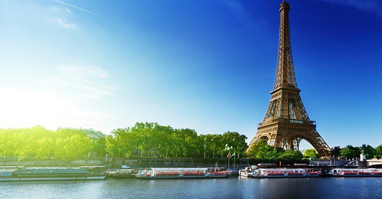 Si no quieres morir congelado en París, planifica tu viaje para el verano (iStock)