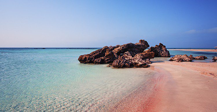 El color rosa de la playa Elafonisi es gracias al pigmento del coral (iStock)