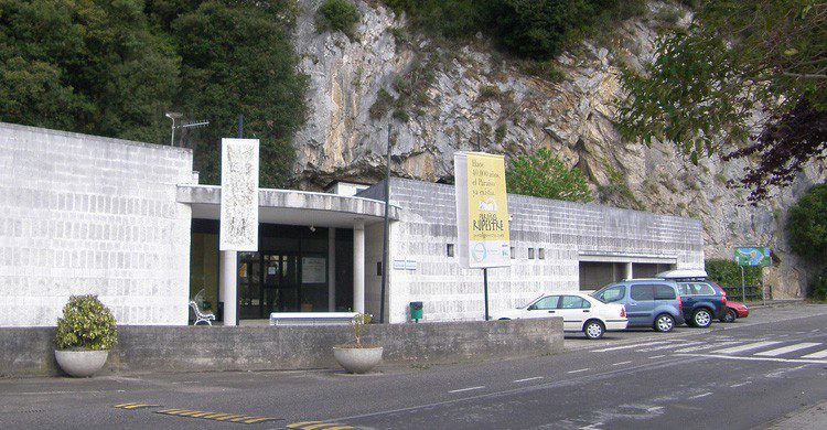 Entrada a las Cuevas de Tito Bustillo en Asturias (Fuente: Roberto Lumbreras / Flickr)