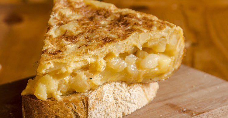 El plato estrella de la gastronomía española es la tortilla de patatas (Acierto.com)