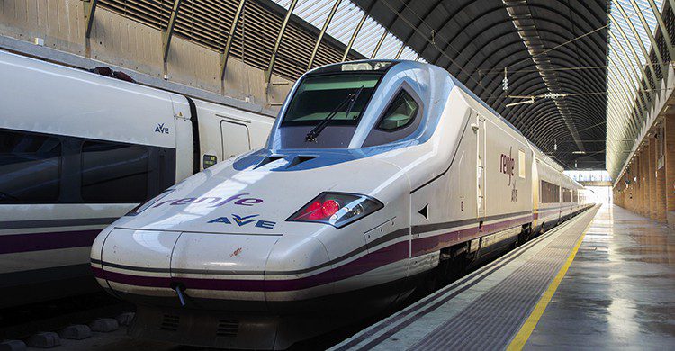 La compañía de transporte Renfe ha lanzado la promoción 'Tu agosto en otra ciudad' (iStock)