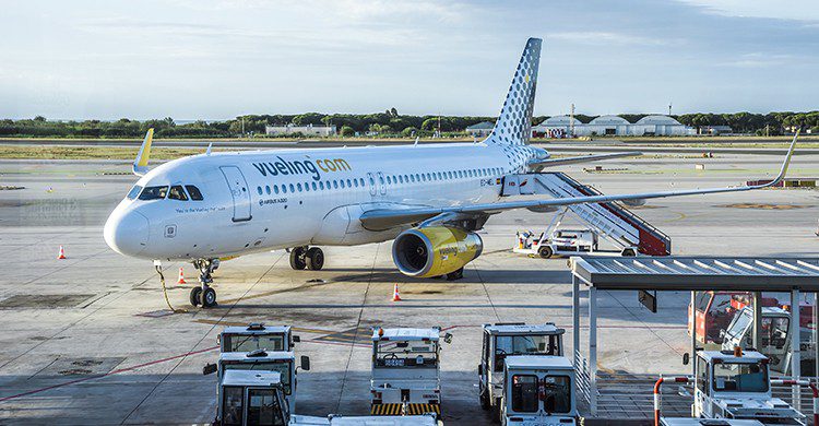 Vueling ha lanzado descuentos en más de 60 rutas para consolar a los fans de 'La Roja' (iStock)