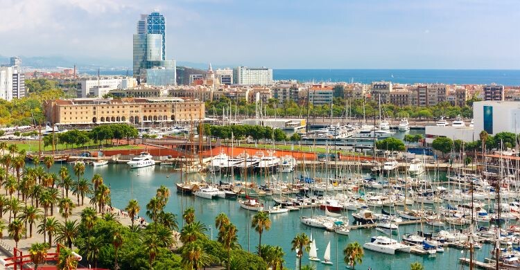 Paseo marítimo de la Barceloneta en Barcelona (Adobe Stock)