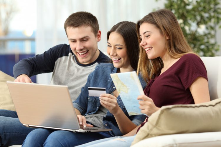 amigos planificando viaje (fuente: istock)