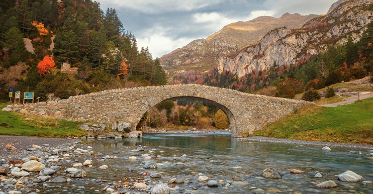 Puente románico en el valle de Bujaruelo, Huesca (iStock)