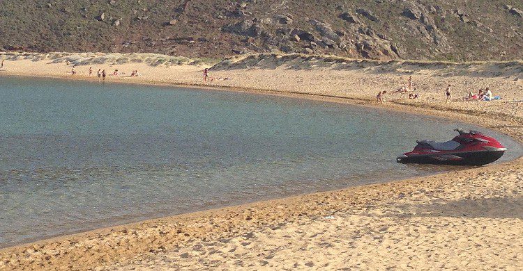 Playa de Panormos en Mykonos, Grecia (Fuente: GanMed64 / Flickr)