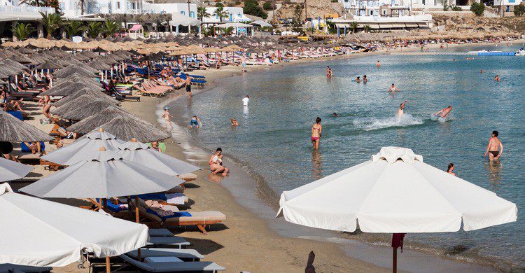 Playa de Platy Gialos en Mykonos, Grecia (Fuente: iStock)