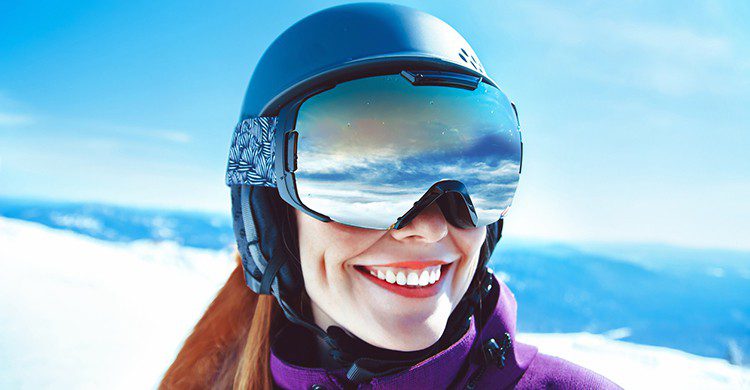 Una mujer en una pista de esquí (iStock)