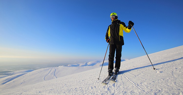 Un hombre esquiando (iStock)